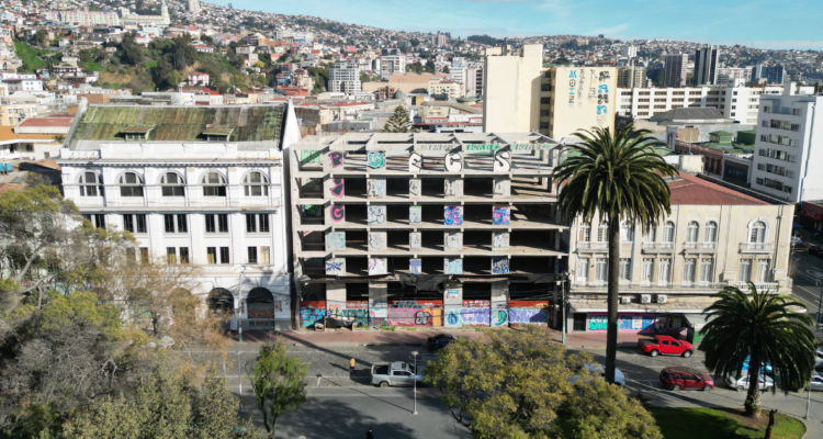 Monto mínimo de $1.850 millones: a remate edificio abandonado frente a Parque Italia en Valparaíso