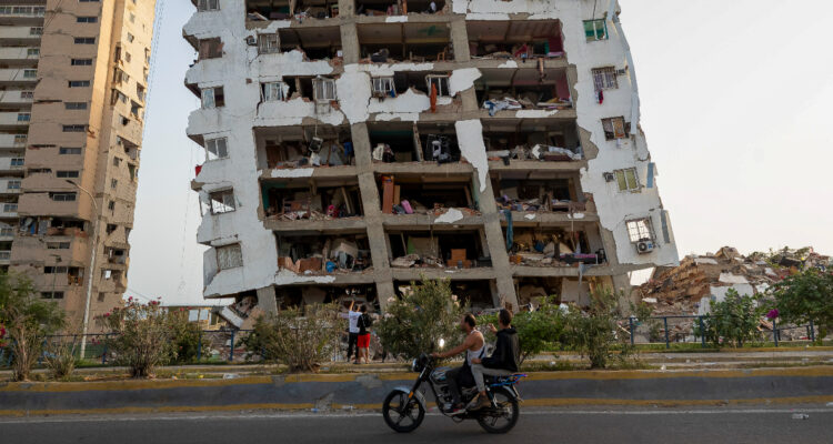Foto de un edificio afectado por los terremotos en Venezuela