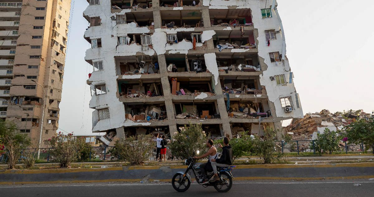 Foto de un edificio afectado por los terremotos en Venezuela