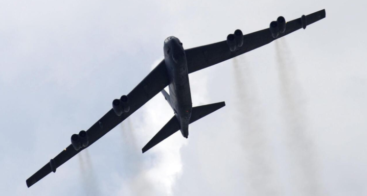 Confirman 8 muertos luego que gigantesco bombardero B-52 de EEUU se estrellara en California