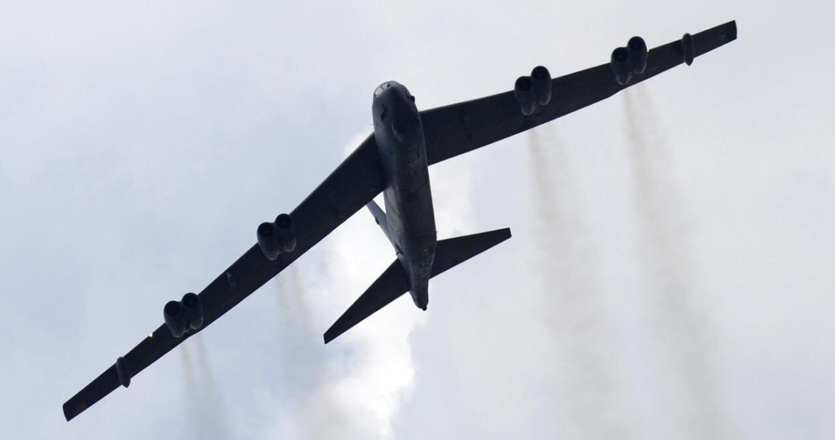Confirman 8 muertos luego que gigantesco bombardero B-52 de EEUU se estrellara en California
