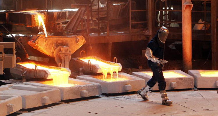 El peor resultado en unos nueve años: INE reporta nueva caída de la producción industrial en Chile