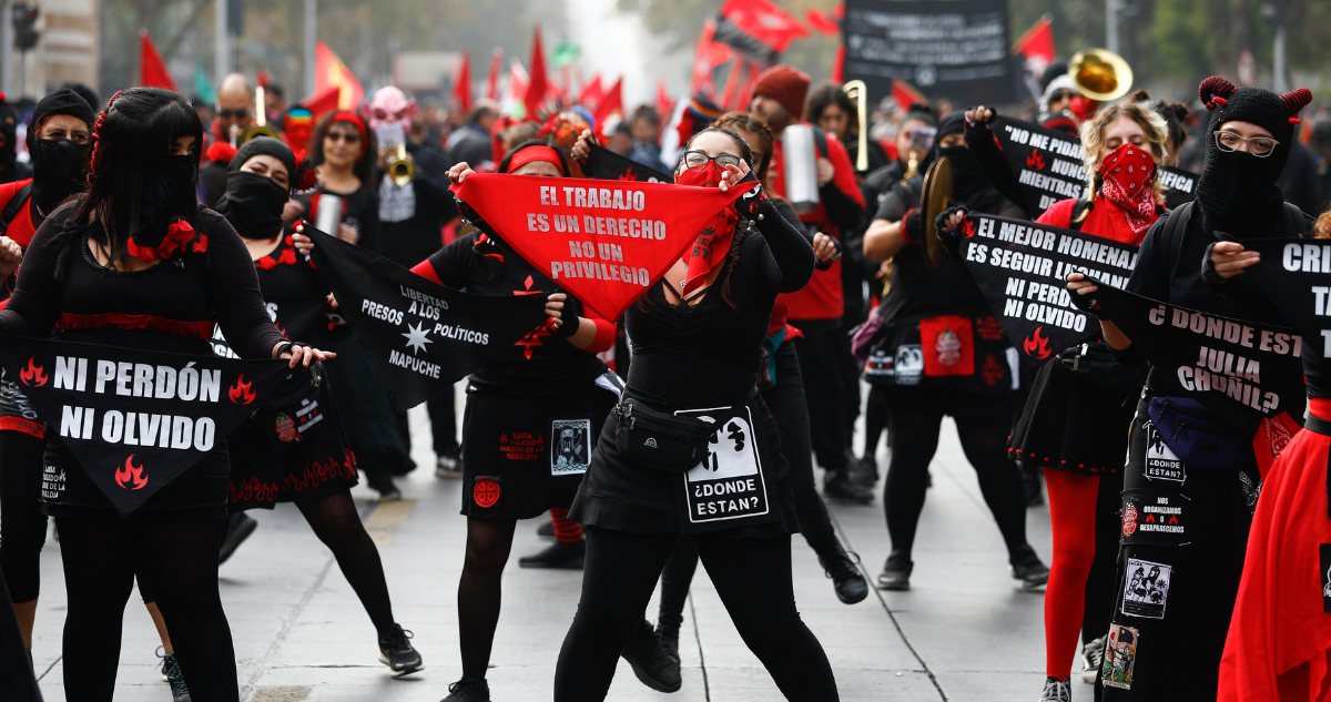 Personas con el rostro cubierto durante marcha pacífica.