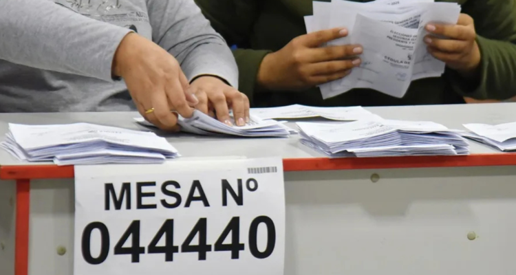 Jurados de votación realizan el escrutinio y conteo de votos en Perú