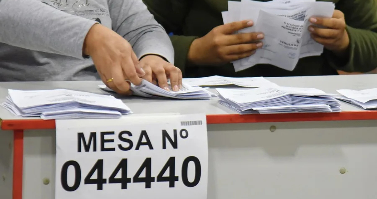 Jurados de votación realizan el escrutinio y conteo de votos en Perú