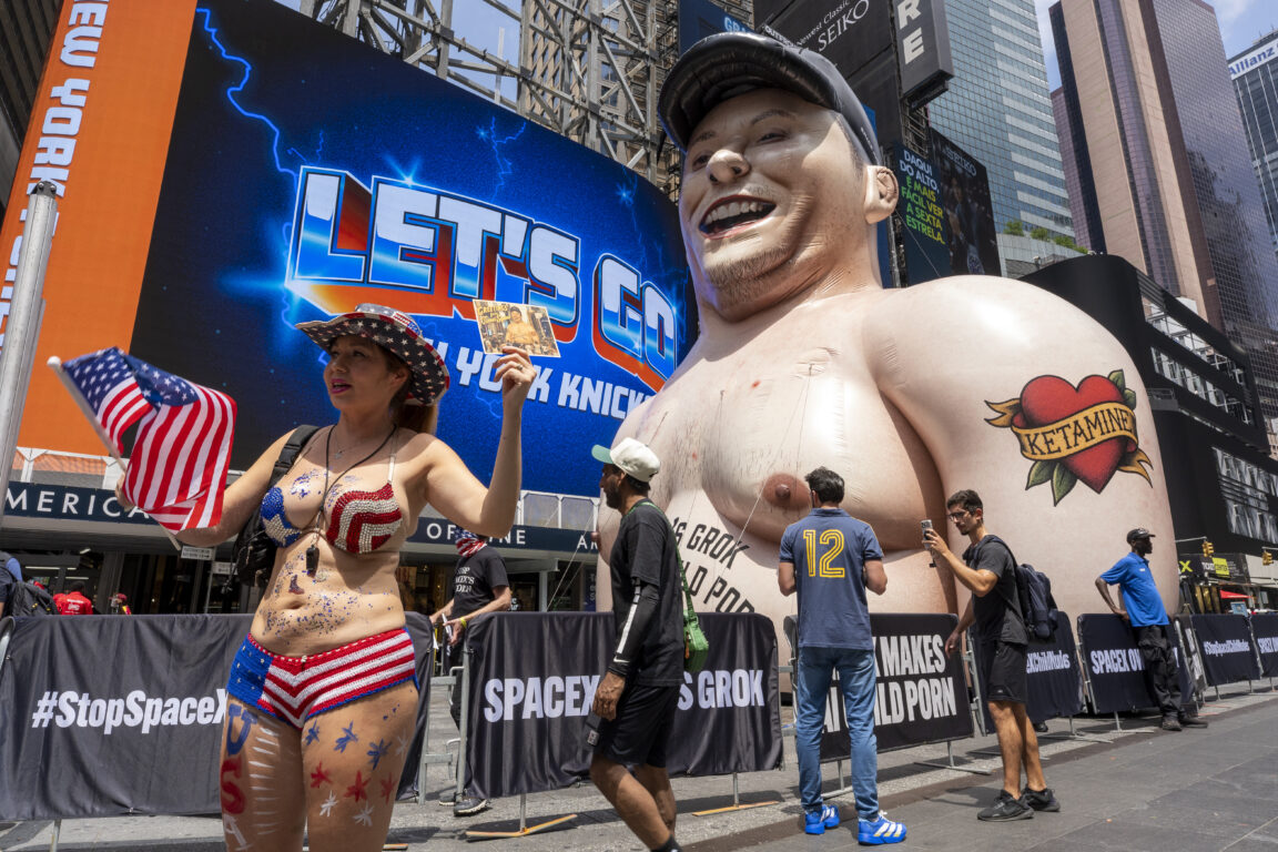 Elon Musk inflable se tomó Times Square para protestar contra la pornografía infantil hecha con su IA