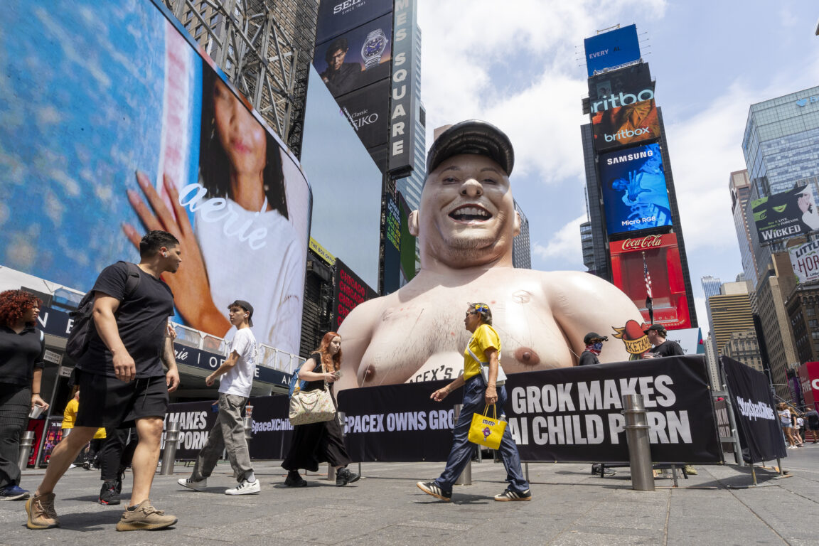 Elon Musk inflable se tomó Times Square para protestar contra la pornografía infantil hecha con su IA