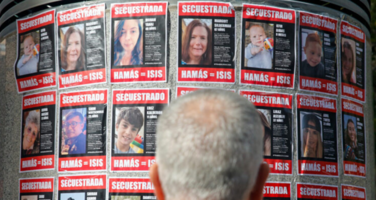Fotos de personas secuestradas por Hamás el 7 de octubre de 2023.