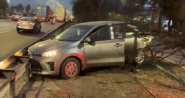 Delincuentes chocan vehículo durante intento de encerrona en la caletera de Vespucio Norte