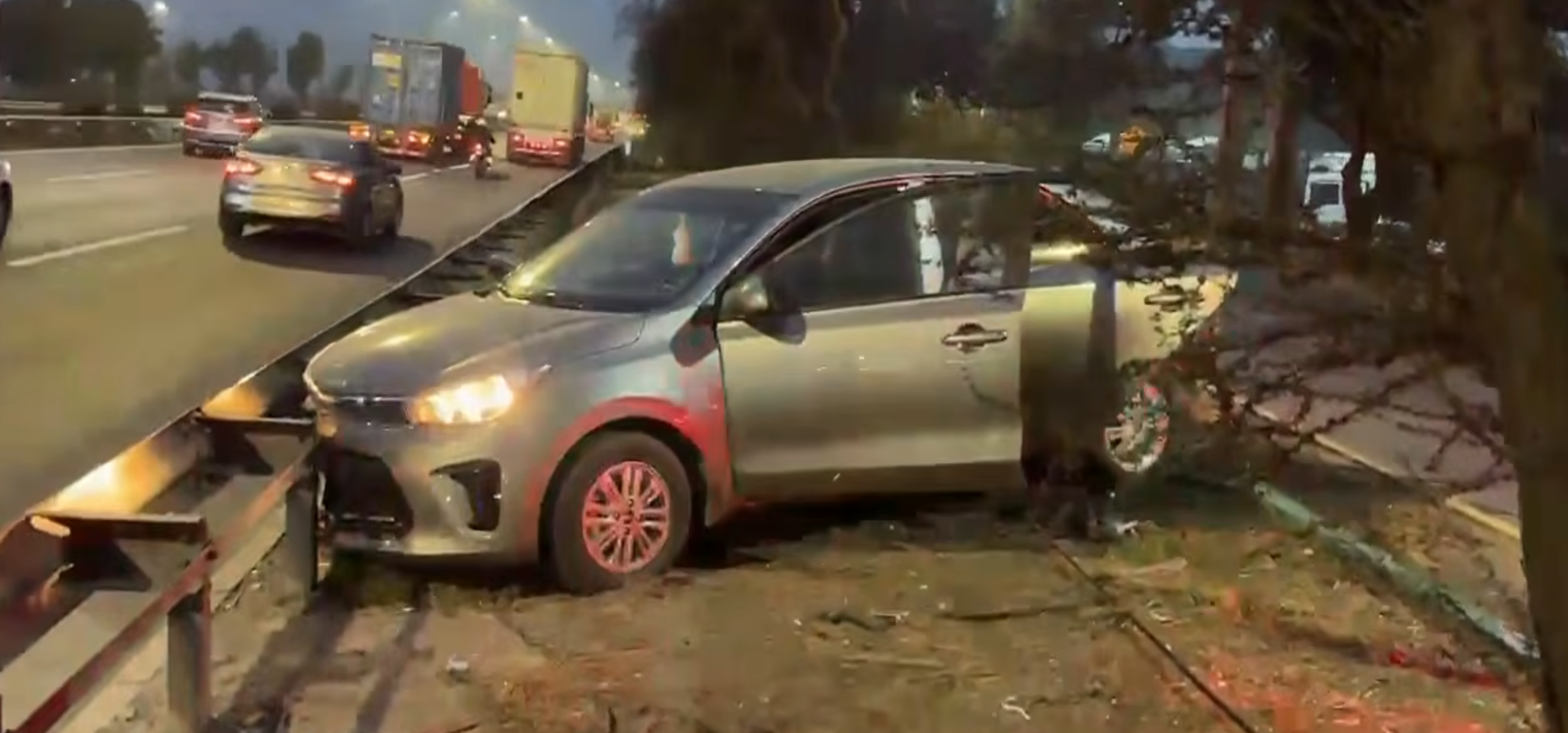 Delincuentes chocan vehículo durante intento de encerrona en la caletera de Vespucio Norte