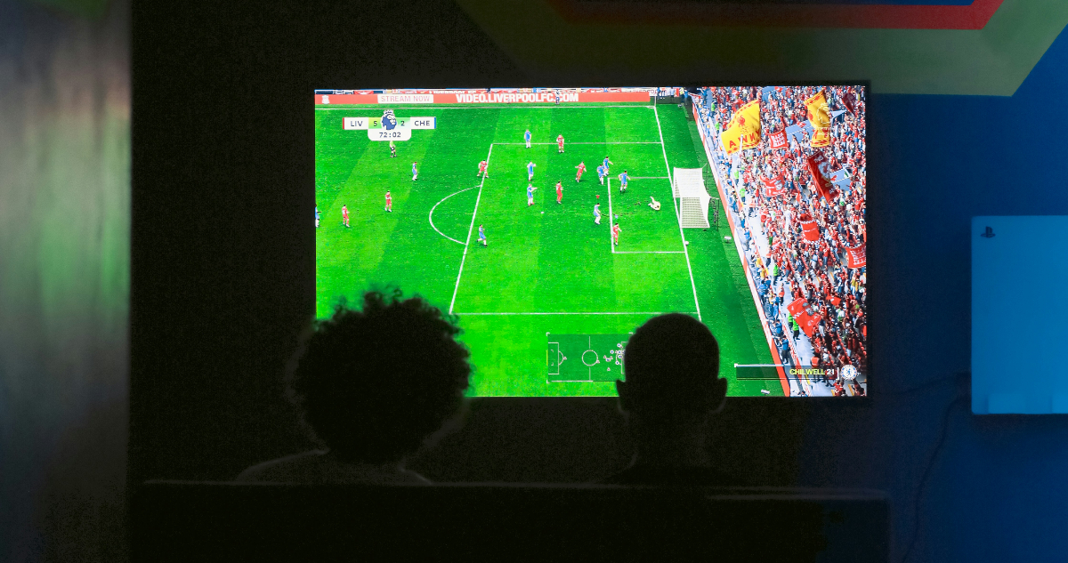 Fotos de personas viendo un partido para ilustrar nota sobre las estafas del mundial