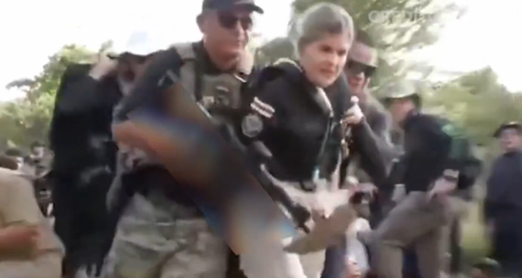 Evacúan a Laura Fernández