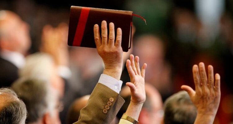 Exmiembros de iglesia evangélica denuncian malversación de hasta 5 mil millones de pesos