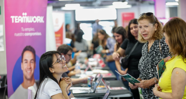 Feria laboral ofrecerá más de 2.500 vacantes en la RM: revisa la fecha y cómo participar
