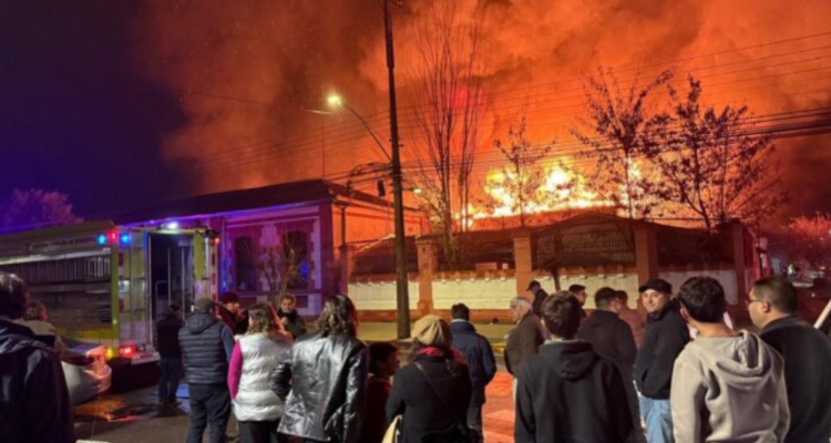 Voraz incendio destruye histórica ex Escuela Balmaceda en San Javier