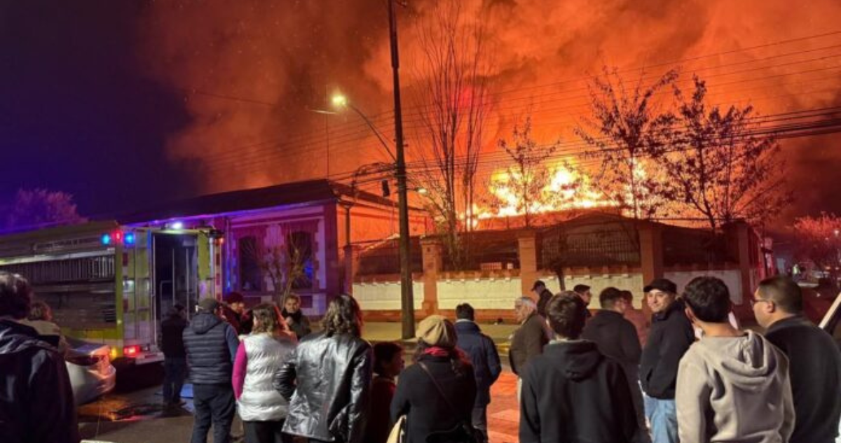 Voraz incendio destruye histórica ex Escuela Balmaceda en San Javier