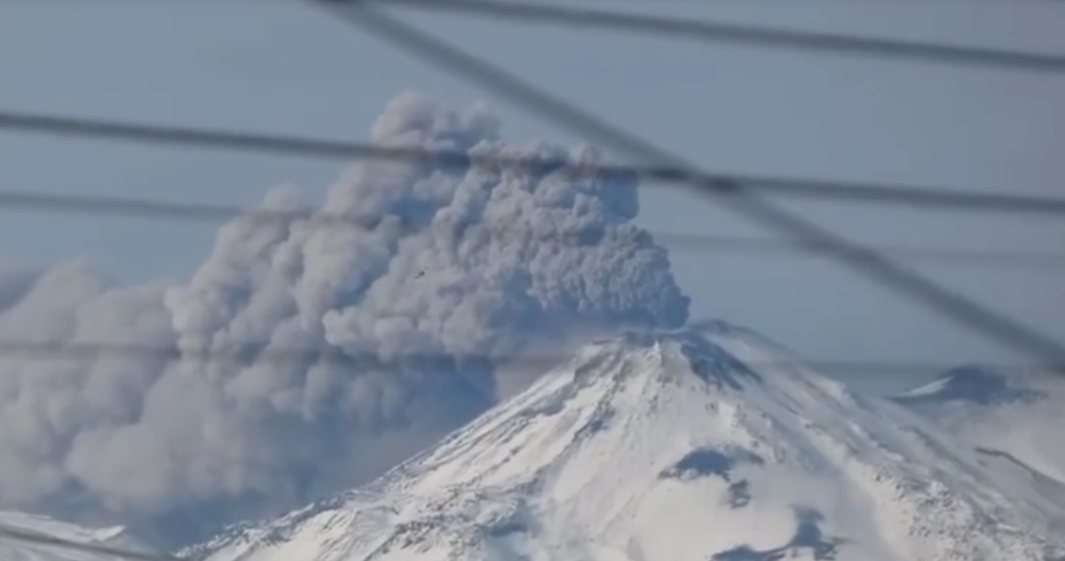 Pulso eruptivo en Nevados de Chillán genera gran fumarola visible desde varios puntos de la región
