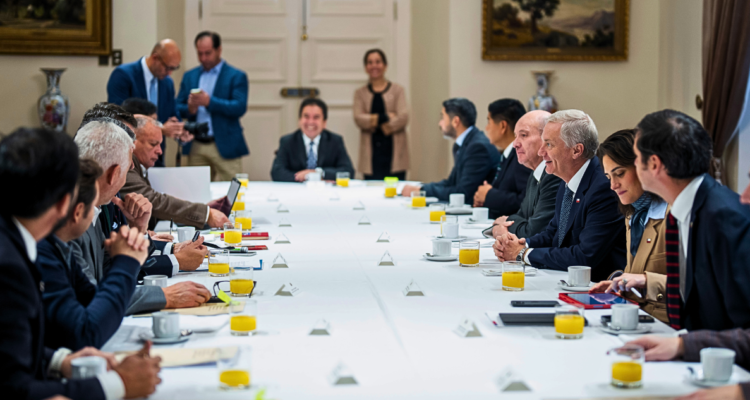 Gobernadores plantean agenda de descentralización a Kast en medio de debate por Rol Único de Vándalos