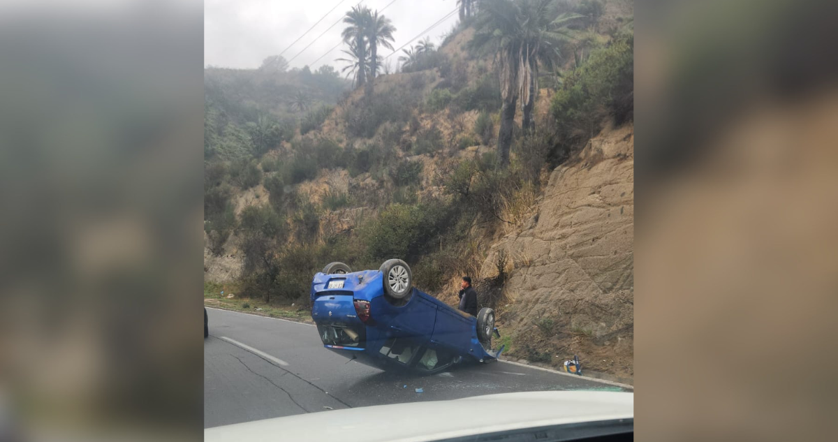 Dos personas resultaron lesionadas tras volcamiento de automóvil en Ruta 60 CH en Viña del Mar