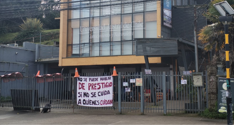 Estudiantes se toman la Facultad de Medicina de la UACh en Puerto Montt y endurecen movilización
