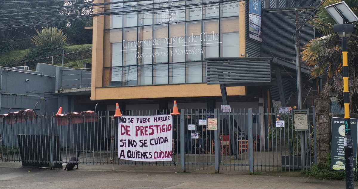 Estudiantes se toman la Facultad de Medicina de la UACh en Puerto Montt y endurecen movilización