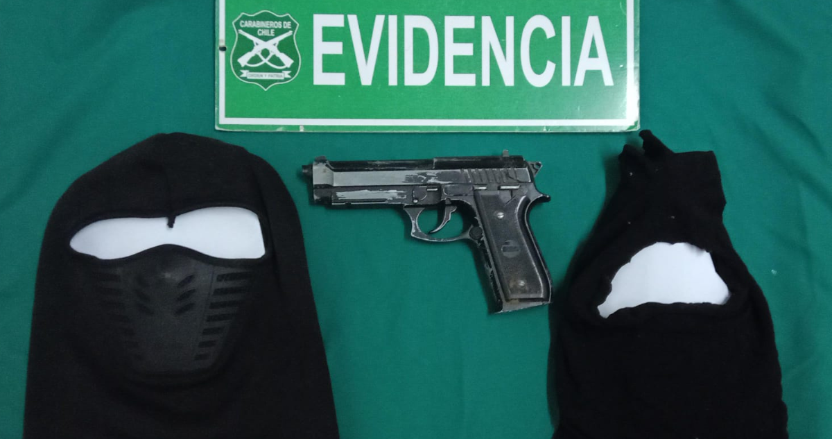 Cuatro delincuentes asaltan a cajera en planta de revisión técnica de Los Ángeles