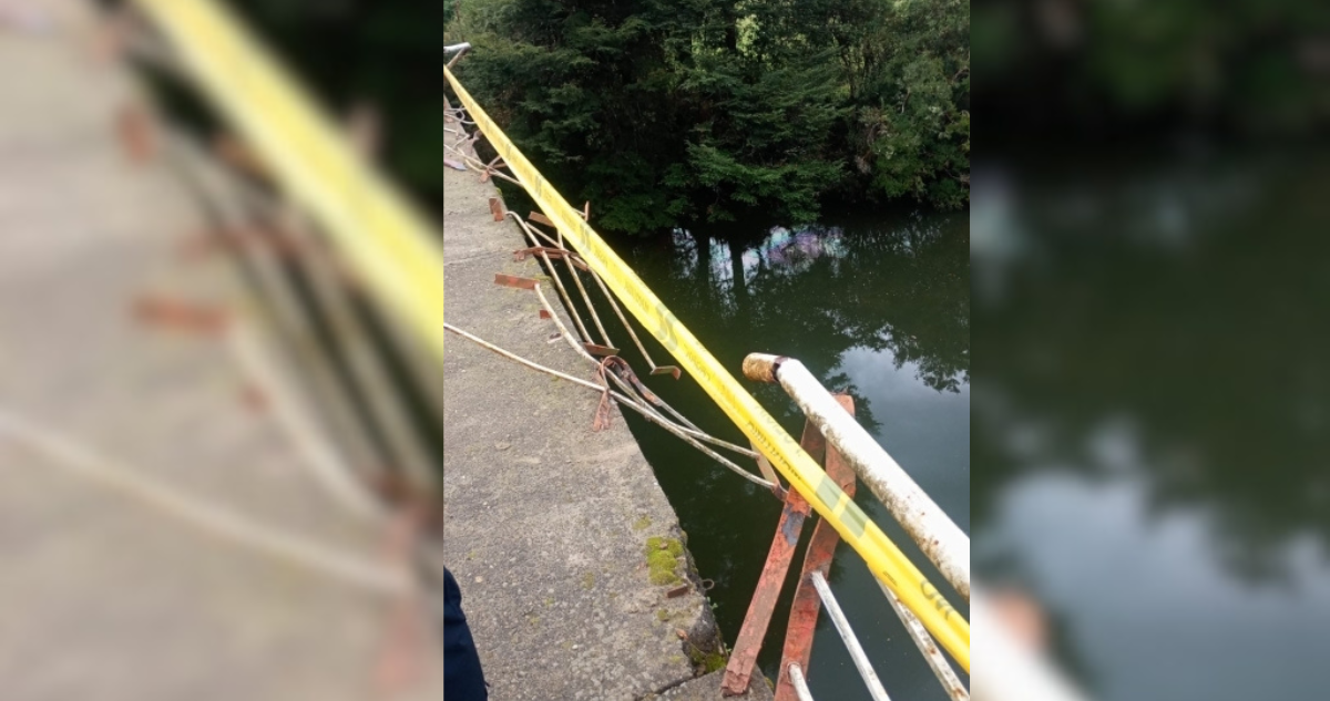 Rescatan a conductora que cayó con su vehículo desde puente al río Lingue en Mariquina