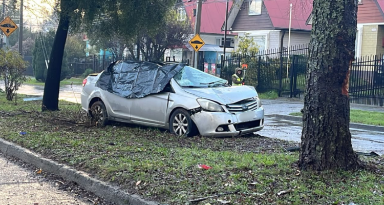 Hombre de 44 años muere tras chocar contra un árbol de Valdivia