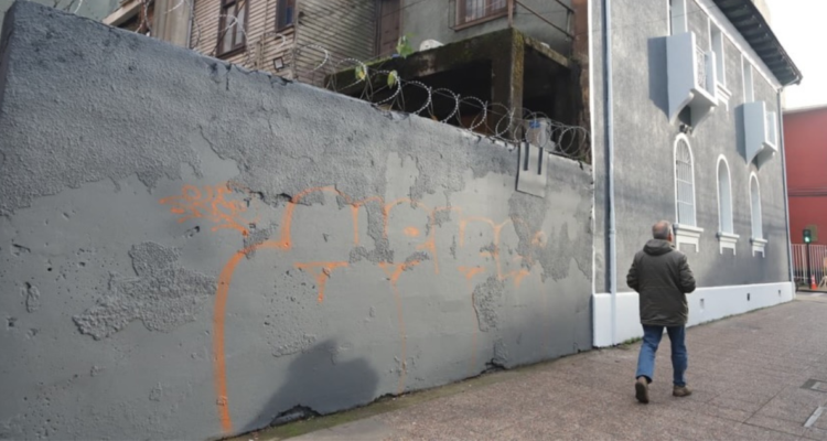 Vandalizan fachada restaurada hace 5 días en Temuco: municipio condenó rayado y busca responsables