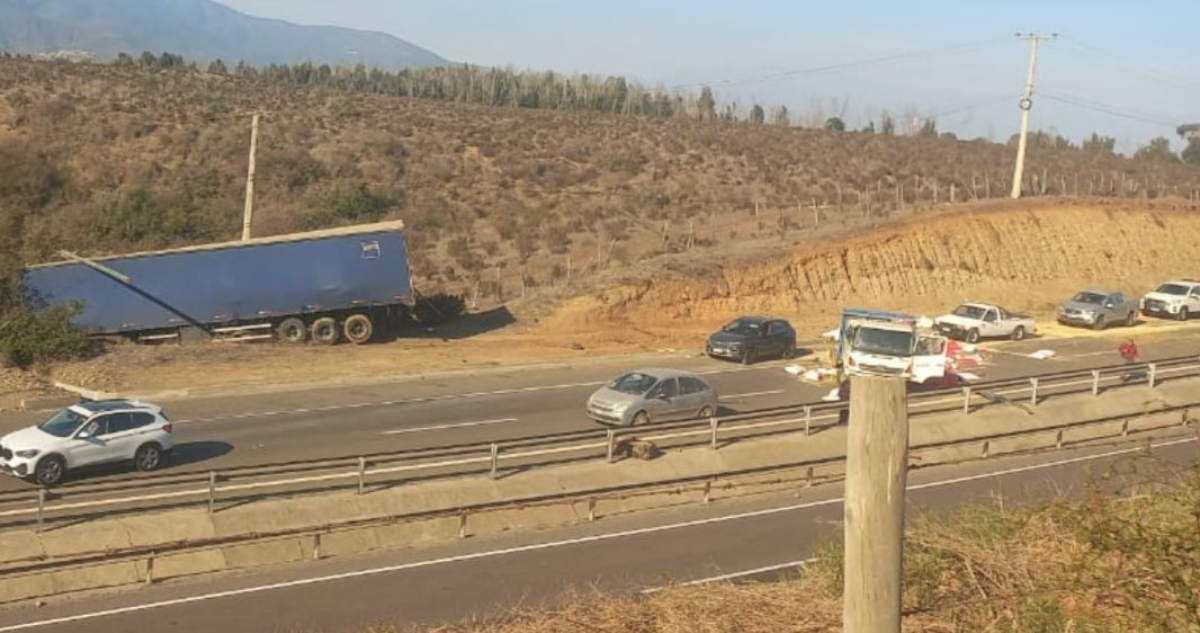 Camiones protagonizan colisión en Ruta 5 Norte en La Ligua
