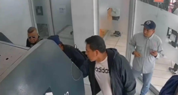 Prisión preventiva para acusado de engañar a adultos mayores en cajeros: les robaba dinero y tarjetas