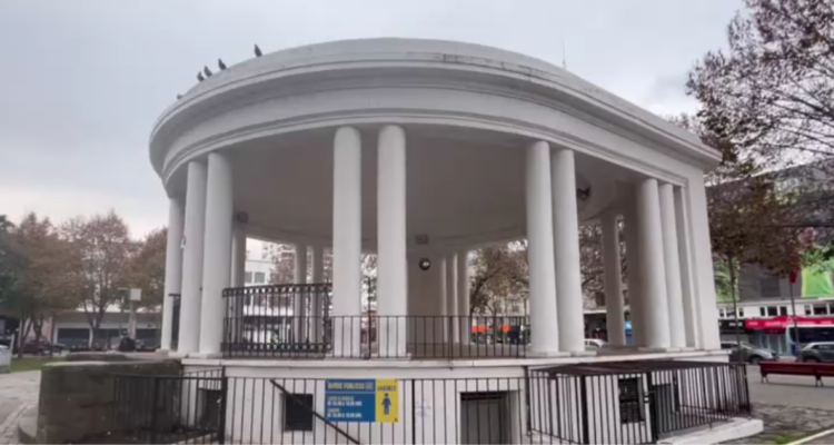 Baños de la Plaza de la Independencia de Concepción permanecerán cerrados por al menos un mes más
