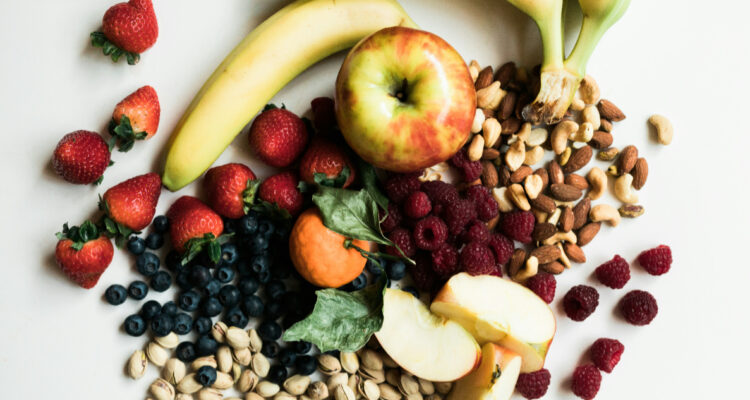 Foto de frutas y frutos secos para ilustrar nota sobre cómo prevenir infartos