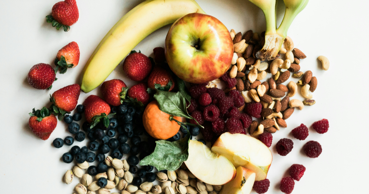 Foto de frutas y frutos secos para ilustrar nota sobre cómo prevenir infartos