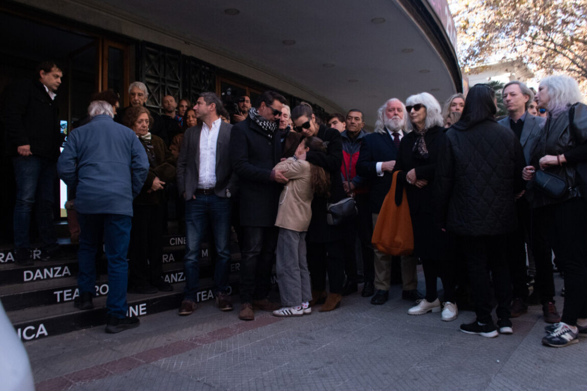 "Le debemos mucho a Julio Jung": las postales del masivo y emotivo funeral del actor