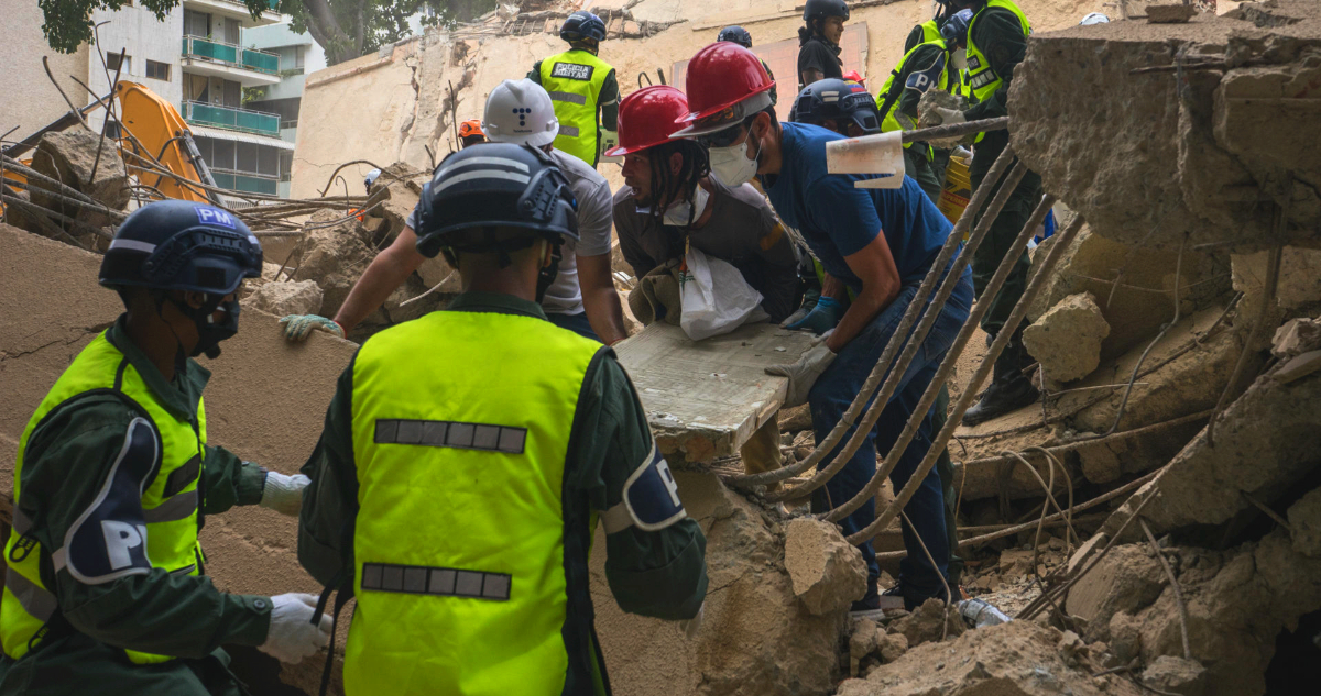 Gobierno de Venezuela eleva a 235 los muertos y a 4.300 los heridos tras terremotos