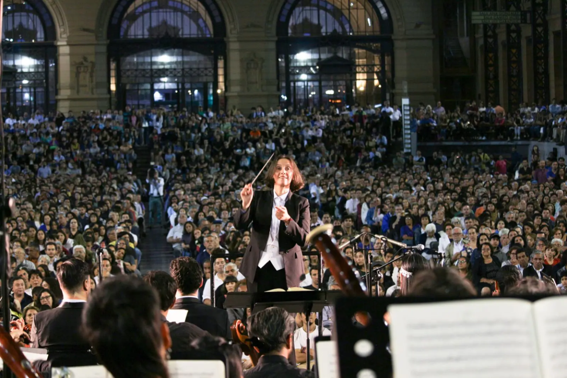 Alejandra Urrutia dirigiendo Gran Concierto por la Hermandad 2026
