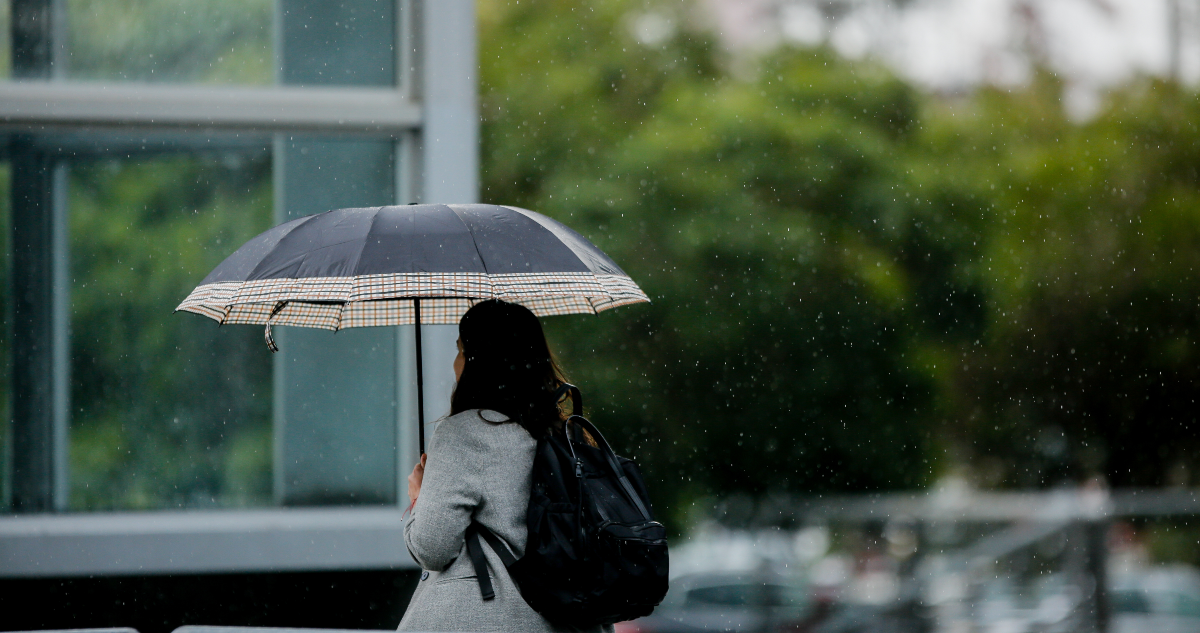 Hasta 15 mm y rachas de 60 km/h: declaran alerta preventiva por pronóstico de lluvia y viento en la RM