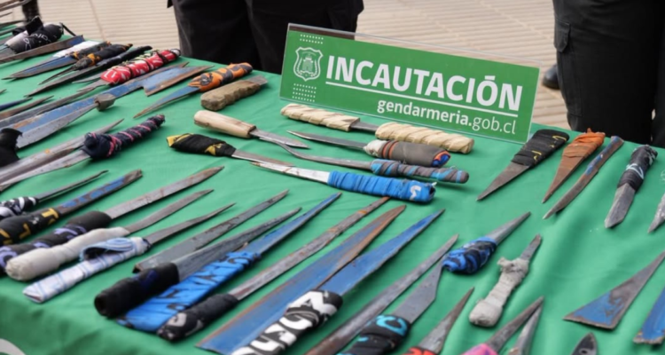 Incautan más de 100 armas cortopunzantes, celulares, relojes y droga en cárcel de Antofagasta