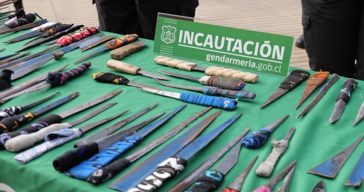 Incautan más de 100 armas cortopunzantes, celulares, relojes y droga en cárcel de Antofagasta
