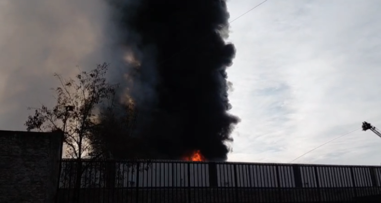 Incendio afecta a procesadora de caucho en Cerrillos