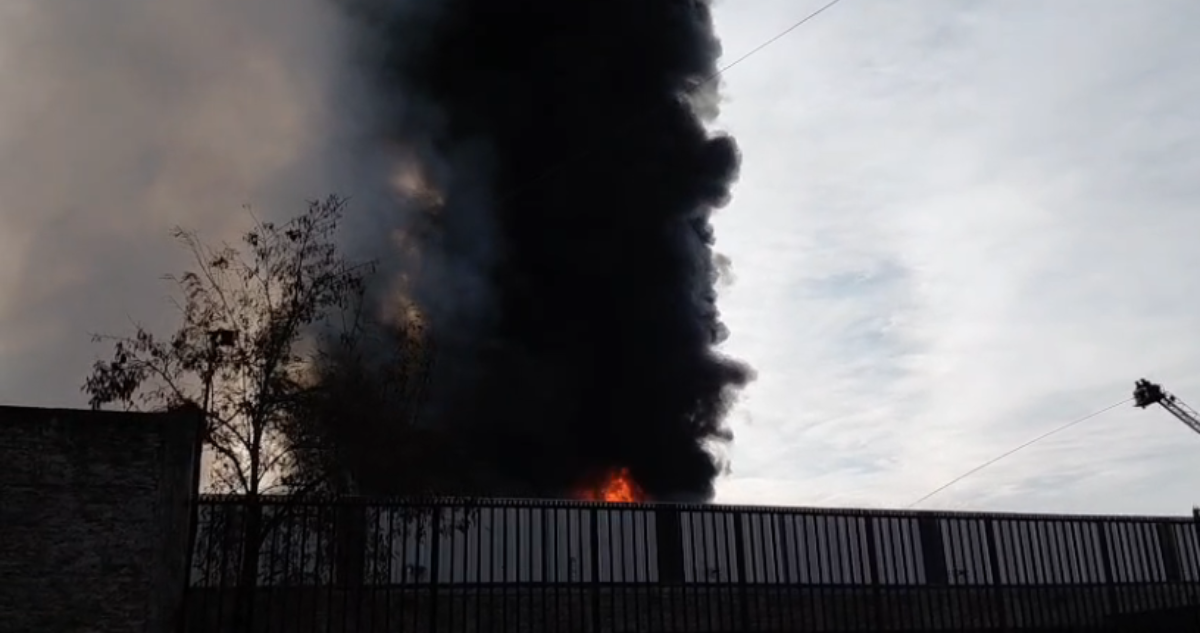 Incendio afecta a procesadora de caucho en Cerrillos
