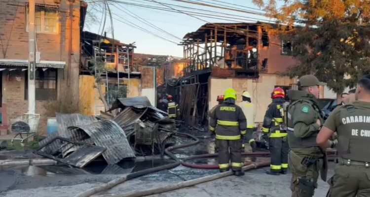 Incendio afecta domicilio de un bombero en Quinta Normal: investigan el origen del siniestro
