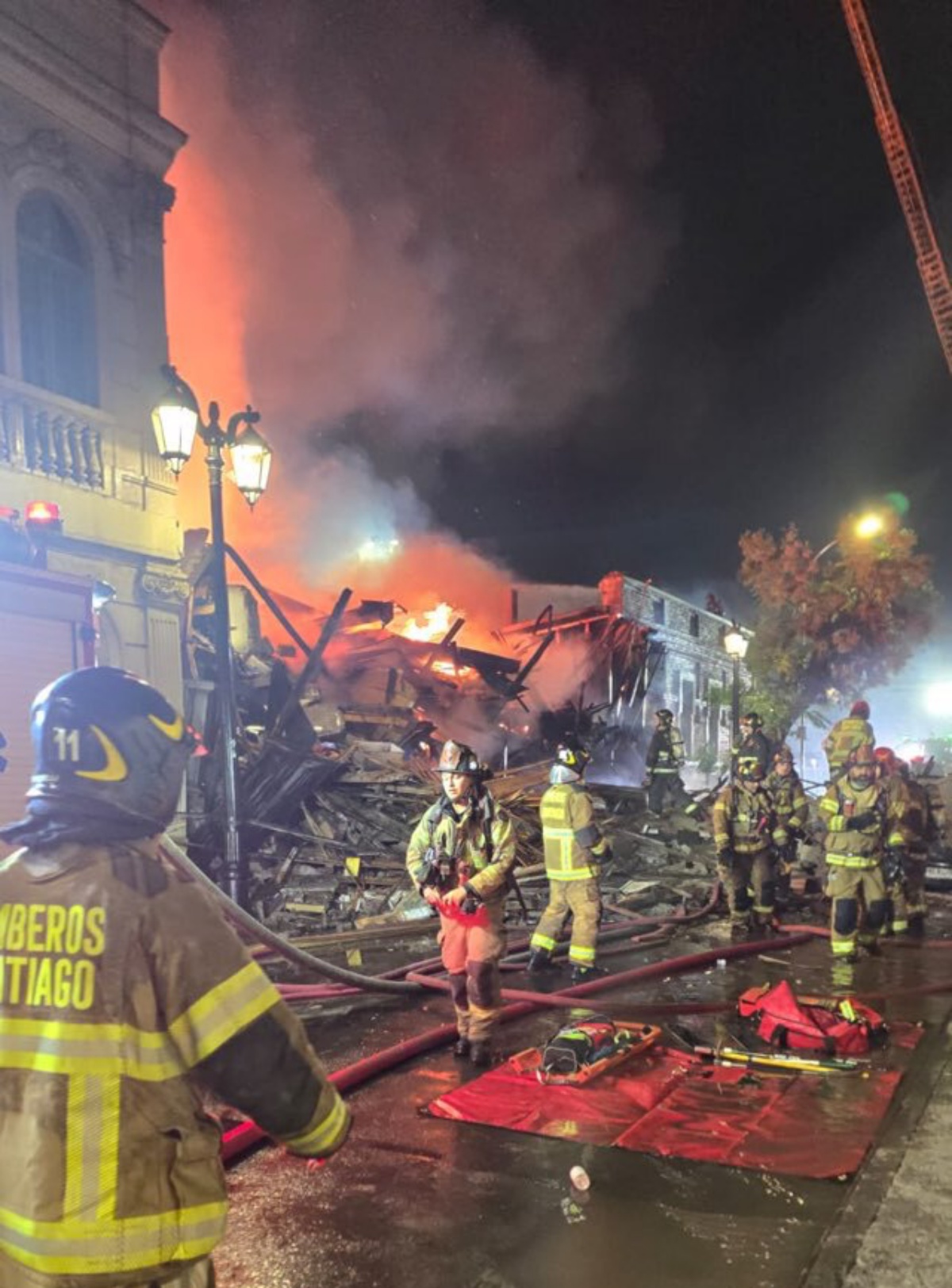 Completamente destruida tras derrumbe: así quedó casona incendiada en el centro de Santiago