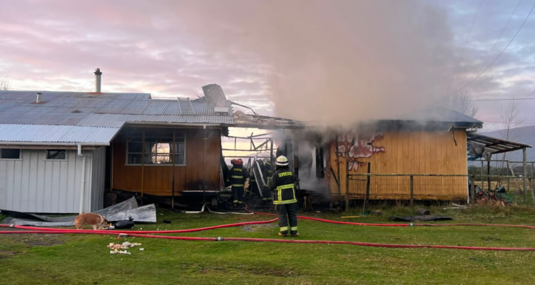Incendio destruye vivienda de la única profesora de Escuela Rural de Chana y daña sala de clases