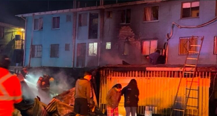 Incendio en Colina deja un fallecido: la persona estaba escondida en un baño