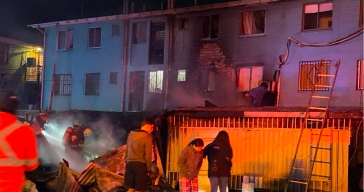 Incendio en Colina deja un fallecido: la persona estaba escondida en un baño