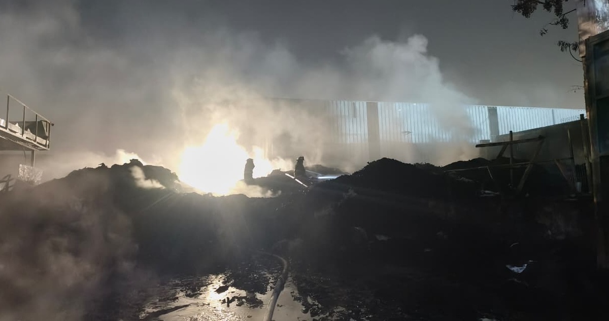 Combate de gran incendio de acopio de neumáticos en Cerrillos ya se extiende por más de 24 horas