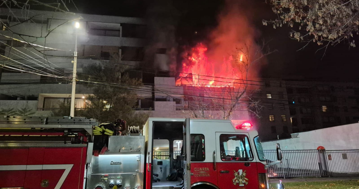 Evacuan 150 personas por incendio en departamento de Providencia: indagan uso de calientacamas
