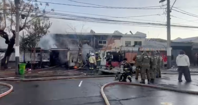 Una persona muerta y otras tres con quemaduras deja incendio que destruyó cuatro casas en Puente Alto